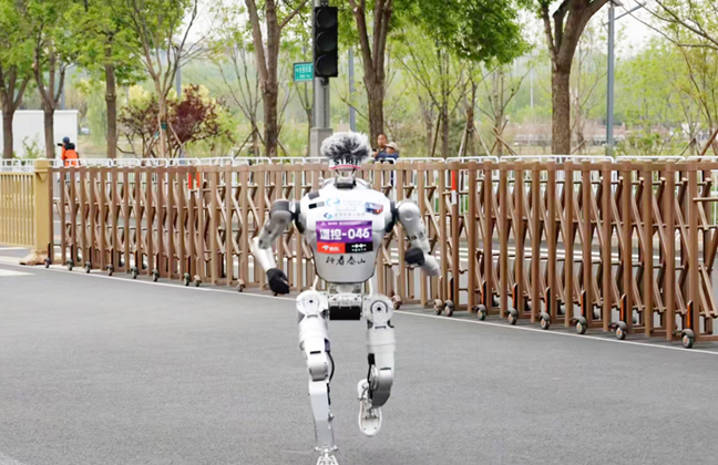 Xingzhe Taishan humanoid robots complete Beijing half-marathon