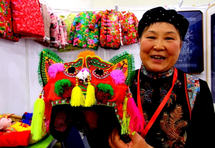 Shandong fine arts and crafts exhibited at Jinan expo