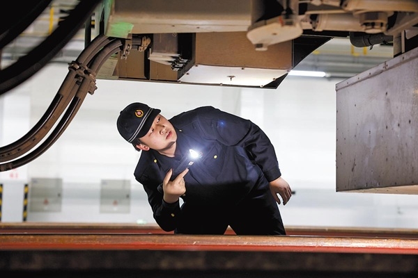 Technicians keep trains running smoothly during travel rush