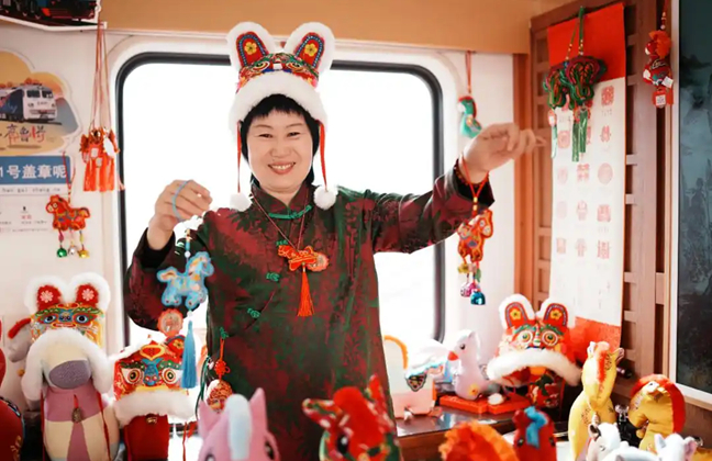 Fair on rails delights passengers during Spring Festival travel rush